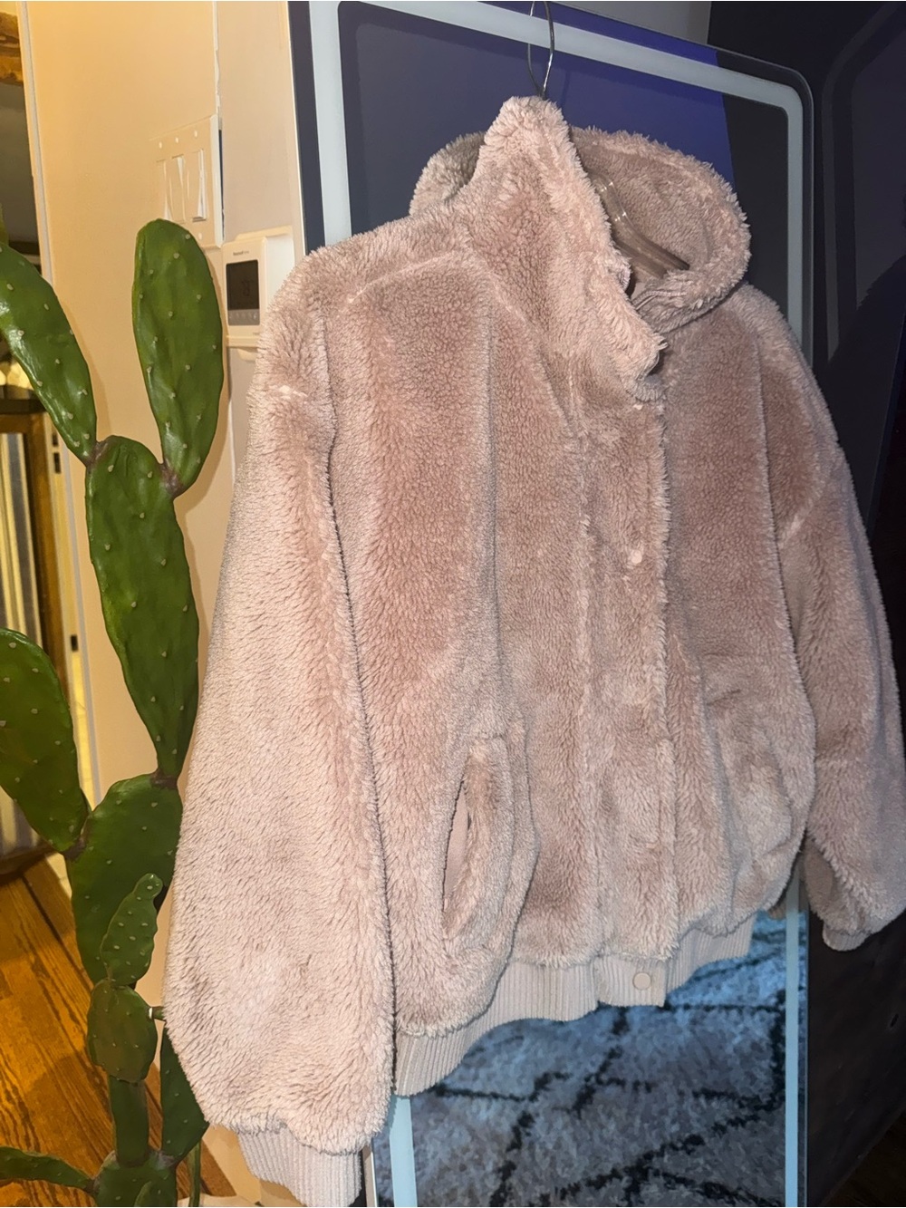 ALO Yoga taupe/ pinkish color  Sherpa Varsity Jacket sz small great for fall - Picture 7 of 13